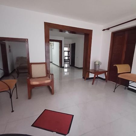 Villa Chenu Dehiwala-Mount Lavinia Екстериор снимка